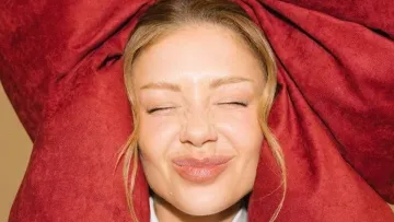 Тіна Кароль і величезний червоний бант: співачка вразила фанів новими кадрами