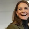 Королівський монохром: Кейт Міддлтон у вбранні від Victoria Beckham побувала на будівництві
