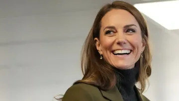 Королівський монохром: Кейт Міддлтон у вбранні від Victoria Beckham побувала на будівництві