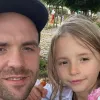 У білій сукні та з рожевим волоссям: Міша Кацурін показав доньку-п'ятикласницю на лінійці