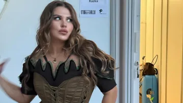 «Користується популярністю»: оголена солістка KAZKA Заріцька блиснула своїми принадами, прикритими піною