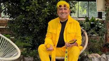 Пара «оживає‎» та займається коханням на капоті Ferrari: український мільйонер має незвичний годинник