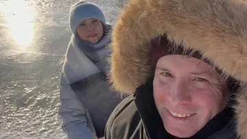 «Нерви розхристані на мінус 10»: Костянтин Грубич поділився фото з дружиною на замерзлій водоймі