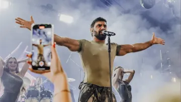 Віталій Козловський отримав травму прямо на сцені: що сталося під час концерту співака