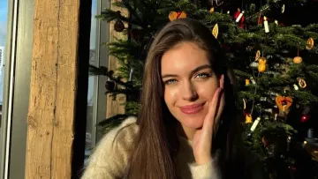 Колишня Дмитра Комарова зачарувала шанувальників посмішкою на новому фото: «‎На висоті»