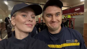 «Вдячна вам за вашу працю»: Кузнецова привітала українських рятувальників і приміряла на собі форму ДСНС