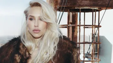 «Мінус 20 і мама не бачить»: Квіткова показала сміливий образ на даху багатоповерхівки