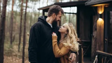 Відома українська співачка у 40 років вперше стала мамою: артистка показала малюка та «‎вечірку» у пологовому