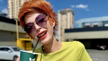 Зірка «Аферистів в сітях» народила дитину? Олена-Христина Лебідь показала інтригуючу світлину з Розенком