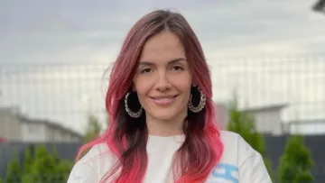 «Вже доступна»: співачка MamaRika проанонсувала свою нову пісню й засвітили сідниці у вогняних колготках