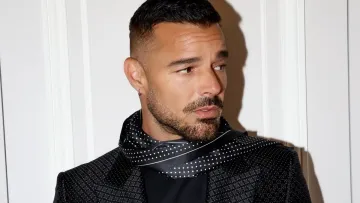 В стильному образі на балконі: Рікі Мартін виклав елегантні фото з Парижу – як зараз виглядає зірка