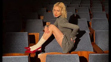 «Лямур»: Маша Кондратенко заспівала французькою та показала ефектні фото у міні