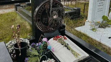 Пам’ятник із тріснутим доларом: Гордон показав загадкову могилу засновника «МММ»