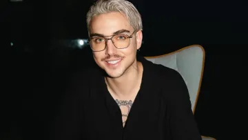 Меловін без цензури: відверте відео співака у червоному світлі 