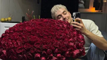 «Щоб ви всі жили з такими квітами!»: MELOVIN отримав букет від нареченого й звернувся до нього зі сцени