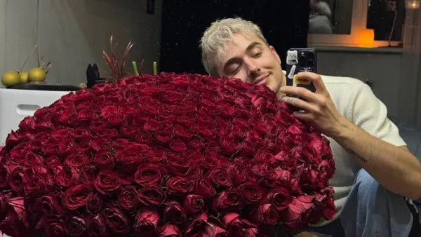 «Щоб ви всі жили з такими квітами!»: MELOVIN отримав букет від нареченого й звернувся до нього зі сцени