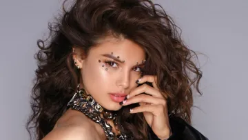 «Він дуже смердить»: Андраде у бікіні влаштувала екстремальну дегустацію на Балі