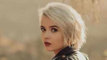 Міка Ньютон показала фото з лікарні і звернулася до підписників: «Була в онколога‎»