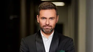 Яма на дорозі обійшлася Мірошниченку у солідну суму: ведучий показав підписникам розбите авто 