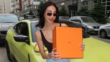 Блогерка Єва Мішалова придбала сумку Hermes, яка коштує більше 20 тисяч доларів: деякі підписники не оцінили