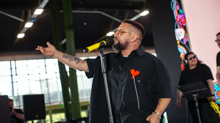 «Напередодні Різдва для мене це особливо цінно»: MONATIK завітав до лікарні Охматдит