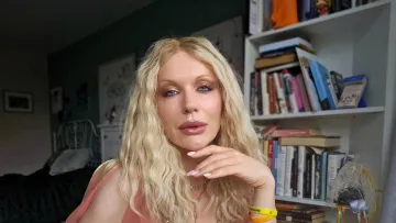 «Це все перуки»: травесті-діва Монро незворотно втратила волосся