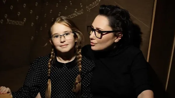 «Хочеться щастя, радості, дива»: Олена Мозгова показала, як із донькою готується до новорічних свят