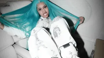 Діамантові зуби та блакитне волосся: 12-річна донька Кім Кардашьян шокувала Instagram