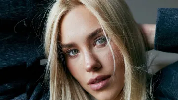 Ідеальний осінній вайб: Даша Квіткова поділилася новими стильними фото – як відреагував Бражко