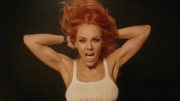 «Я відчула, що прийшов час запалити»: Олена Тополя вразила кліпом «25 годин» після розлучення з чоловіком