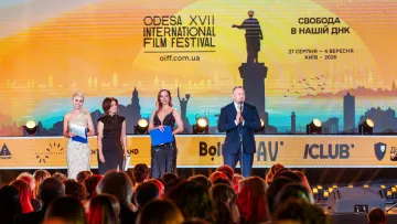 Вечірні сукні під сирени: як виглядали зірки на відкритті Одеського міжнародного кінофестивалю у Києві