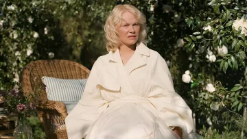 Натхнення дитинством на бабусиній фермі: Памела Андерсон випустила власну колекцію меблів для дому і саду