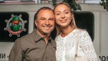 У бюстгальтері та джинсах: дружина Віктора Павліка похвалилася спокусливим образом на честь початку весни