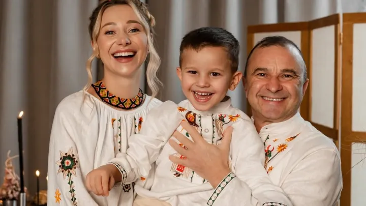 Віктор Павлік з дружиною та сином вдягли вишиванки на честь Різдва: фото зіркової родини