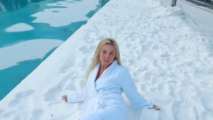 В халаті на снігу: Камалія привітала підписників з Різдвом