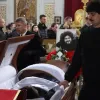 Оплески крізь сльози та вибухи: у Києві попрощалися з 32-річним коміком Олександром «Венею» Венедчуком