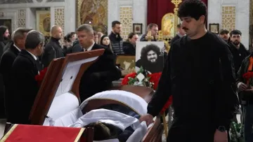 Оплески крізь сльози та вибухи: у Києві попрощалися з 32-річним коміком Олександром «Венею» Венедчуком