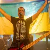 Побував в Україні, а тепер привітав з Днем Незалежності: лідер гурту «Ногу свело!» записав нове відео