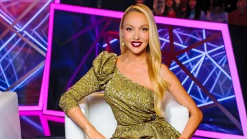 Зажурена і юна: у мережі з’явилося рідкісне фото 20-річної Олі Полякової