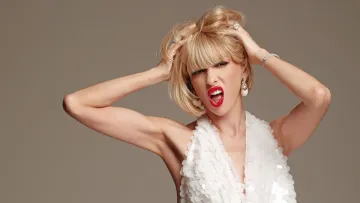 «Я б не радила тобі лягати спати»: Оля Полякова здивувала мережу стильними фото