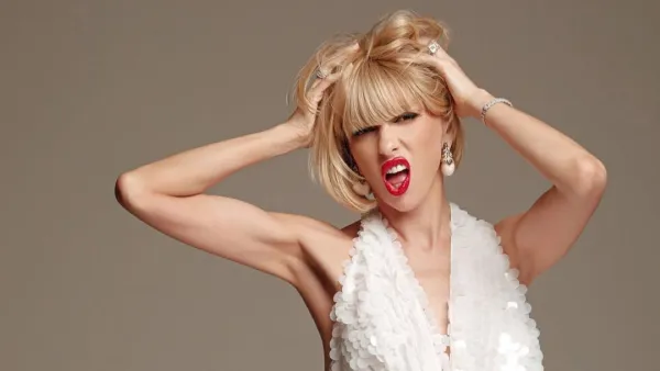 «Я б не радила тобі лягати спати»: Оля Полякова здивувала мережу стильними фото