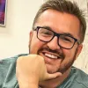 Олександр Пономарьов відзначає 52-річчя: яскраві фото артиста з собаками і святковими ковпаками 