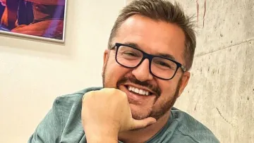 Олександр Пономарьов відзначає 52-річчя: яскраві фото артиста з собаками і святковими ковпаками 