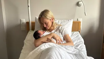 Roxolana вперше стала мамою: співачка показала фото з первістком, розсекретивши стать та ім’я дитини