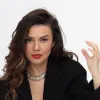  «Ця дівчинка може все»: Саша Лобода повторила трюк із відомого тренду - зваблива поза ведучої