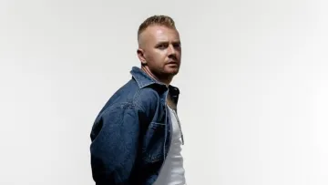 Зірковий український співак згадав про болючий розкрив і представив пісню: «Краса – це не вигляд цукерки‎»