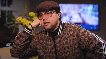 «‎Два пальці засунув мені у ніздрі, один в око і так тягнув»: відомий комік зізнався, як отримав ваду з зором