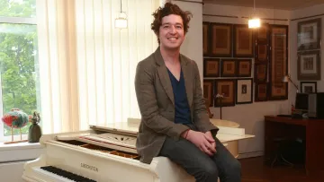 «Пішла третя доба без світла»: Дмитро Шуров показав, як рятує від замерзання свою колекцію піаніно