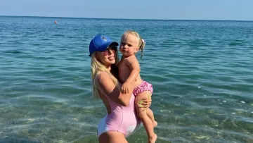 Вагітність – відпочинку не перешкода: СолоХа на восьмому місяці показала фото з моря з двома своїми доньками