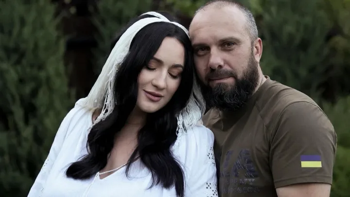 З коханим військовим та малюком під серцем: знаменита українська телеведуча святкує 46-річчя 
